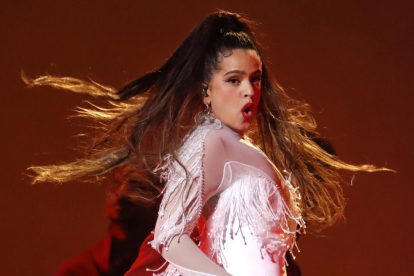 Rosalía actuant a la cerimònia dels Grammy a Los Angeles, el 2020.