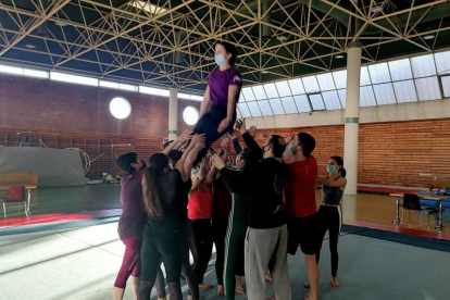 La compañía Eia impartió ayer un taller de circo y danza acrobática en las instalaciones del Inef Lleida.