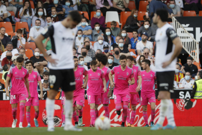 Els jugadors de l’Osasuna celebren un gol a Mestalla.