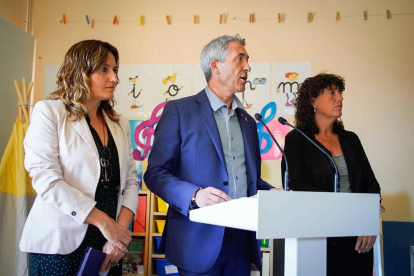 Els consellers Laura Vilagrà, Josep Gonzàlez-Cambray i Teresa Jordà, han presentat avui a l'Escola Sant Miquel - ZER Narieda de Peramola el pla per obrir escoles bressol rurals.