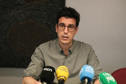 El tinent d'alcalde i regidor d'Urbanisme de l'Ajuntament de  Lleida, Toni Postius, atén els mitjans un cop acabada la Comissió informativa per a les Polítiques de gestió urbanística, habitatge i transició ecològica de la Paeria