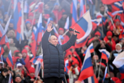 Putin justifica la invasió d'Ucraïna davant d'un estadi ple de gom a gom