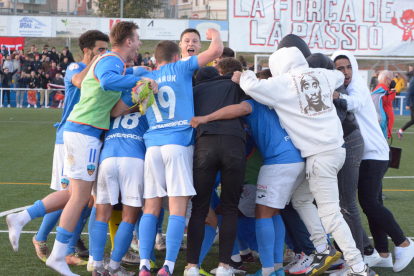 Jugadores y aficionados del Lleida Esportiu celebran la victoria el pasado domingo en Terrassa.