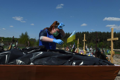 Exhumació de cádaveres a Bucha, Ucraïna.