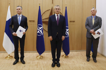 Els ambaixadors finès i suec al costat del secretari general de l’OTAN, Jens Stoltenberg.