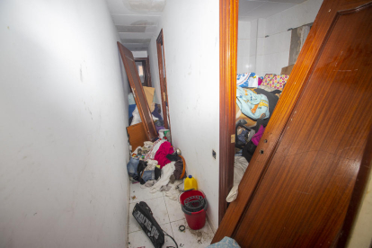 A la izquierda, uno de los pasillos de un piso lleno de basura y con las puertas rotas y a la derecha, una de las habitaciones quemadas.