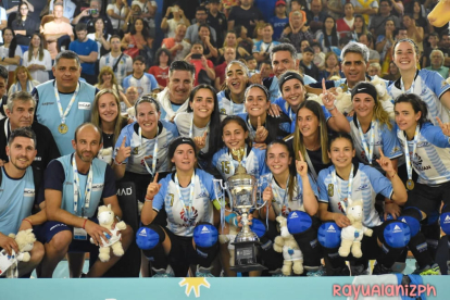 Argentina, amb Agudo, Julieta, Silva i Vale, posant amb la copa.