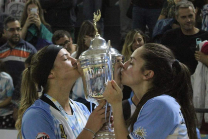 Les germanes Vale i Julieta Fernández, besant la copa