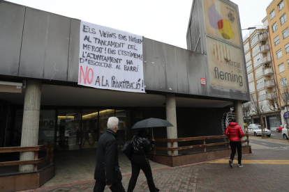 Els paradistes van col·locar pancartes ahir al matí en contra de la privatització del mercat.