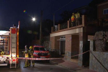 Los bomberos trabajando en la casa de Cànoves i Salamús.