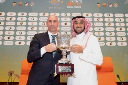 Luis Rubiales i el príncep Abdulaziz bin Turki al-Faisal, amb el trofeu de la Supercopa.