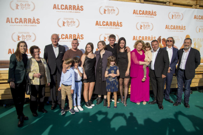La directora de Alcarràs, Carla Simón, y el elenco de actores en el preestreno de la película.