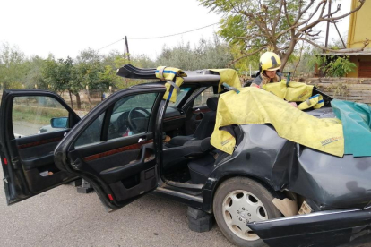 Rescatan a un conductor atrapado tras una colisión en Albatàrrec 