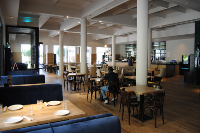 El interior del Café L’Amistat mantiene las columnas y detalles estéticos del antiguo bar. 