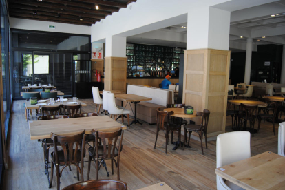 El interior del Café L’Amistat mantiene las columnas y detalles estéticos del antiguo bar. 