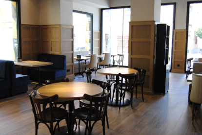 L'interior del Cafè L'Amistat manté les columnes i detalls estètics de l'antic bar.