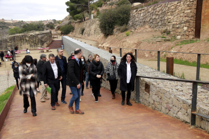 La consellera de Cultura inauguró ayer los nuevos accesos y entorno del conjunto rupestre de El Cogul.