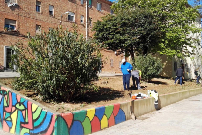 Nova edició de Jardins Socials per regenerar espais de la Mariola amb veïns del barri