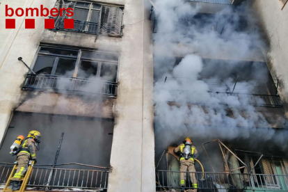 Los Bomberos siguen trabajando en el incendio de un edificio de Solsona por 'riesgo de derrumbe parcial'