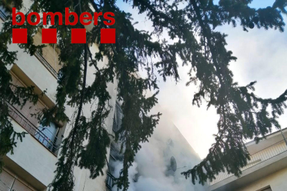 Columna de fum al bloc afectat al centre de Solsona.