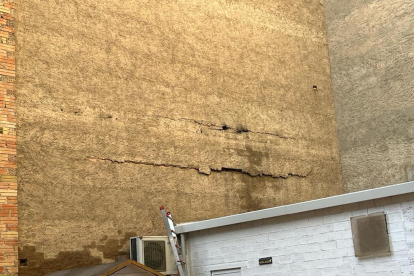 La grieta que ha aparecido en una pared lateral del edificio afectado por el incendio