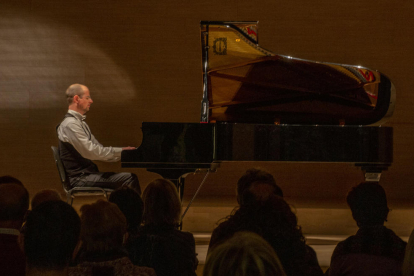 El pianista uzbek Michael Davidov va oferir ahir un recital a l’Auditori de la capital de la Segarra.