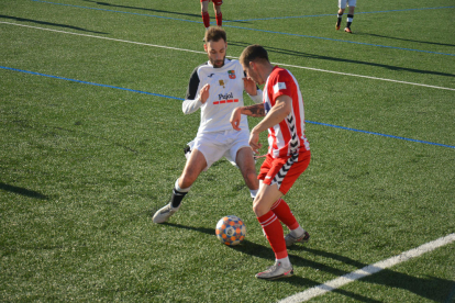 Joel Guitart, autor del primer gol local,  presiona a un rival.
