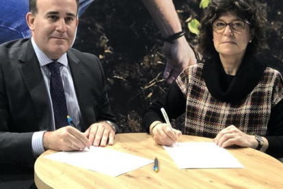 A la firma de l'acord han assistit el director d'AgroBank, Sergio Gutiérrez; el director de la Càtedra AgroBank, Antonio Ramos, i la vicerectora d'Investigació i Transferència de la Universitat de Lleida, Olga Martín.