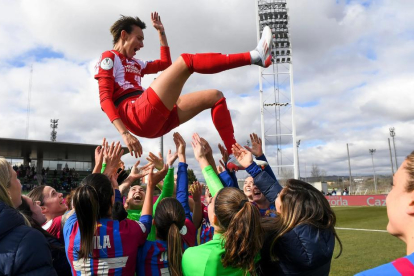Virginia Torrecilla es manteada por las futbolistas del Barça