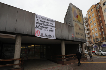 Imagen del mercado con una pancarta contra su privatización. 