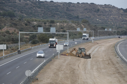 Vista dels pòrtics ja instal·lats a l’AP-2 entre Castelldans i les Borges Blanques.