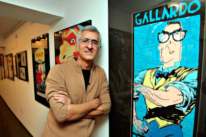 El dibuixant i il·lustrador lleidatà Miguel Gallardo, en una foto d’arxiu amb un dels seus cartells.