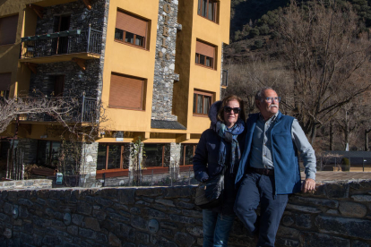 Carles Mas i la seua dona, davant l'Hotel Castellarnau a Escaló.