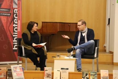 La periodista Anna Saèz e Ignasi Revés, en la Biblioteca de Lleida.