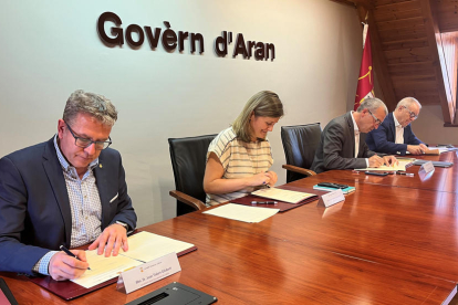 Talarn, Vergés, Boya y Gracia firmando ayer el convenio.