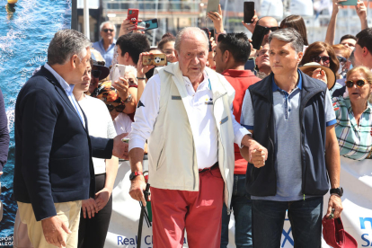 El rey emérito Juan Carlos I, ayer a su llegada al club náutico de Sanxenxo con problemas de movilidad.