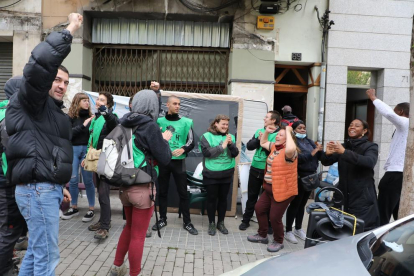 Activistas, este miércoles después de conseguir parar el desahucio previsto en la avenida Prat de la Riba de Lleida.