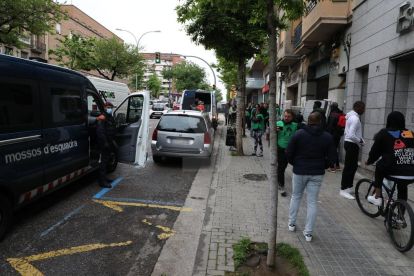 Antidisturbios de los Mossos d'Esquadra, ante el número 69 de la avenida Prat de la Riba de Lleida.