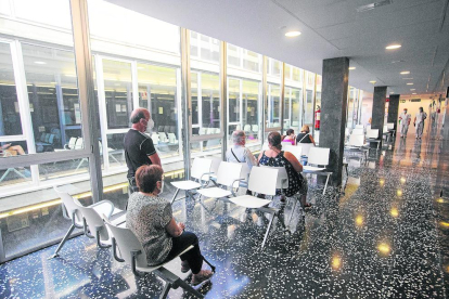 Pacientes en una sala de espera del CAP Onze de Setembre, en la ciudad de Lleida.