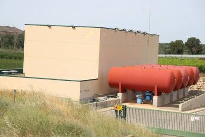 El sistema de bombeo construido en Aitona que ahora funciona con un grupo electrógeno .