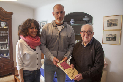Laia Garcia (Espai Companys) y el alcalde, David Vilaró, con Joan Arbonés hijo en su casa en Perpignan.
