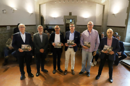 Presentació amb protagonistes. El president de SEGRE, Robert Serentill; el director de l’IEI, Joanjo Ardanuy; l’alcalde, Miquel Pueyo; el president de la Diputació, Joan Talarn; el fotògraf autor del llibre, Jaume Elies; i el redactor en cap d ...