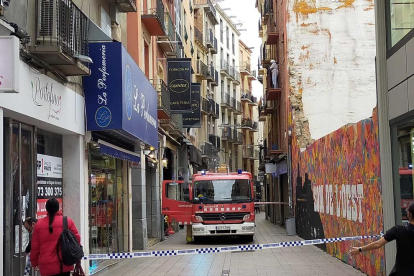 El carrer Sant Antoni, tallat per un incendi en un establiment del número 36.