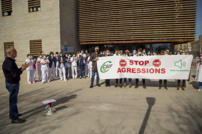 Concentración ayer de personal sanitario del CAP de Balaguer contra las agresiones de pacientes. 