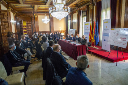 La firma de l’acord va comptar amb la presència de nombrosos alcaldes del Segrià i la Franja.