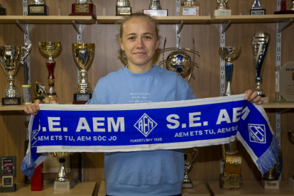 Kytayeva sosté la bufanda de l’AEM, equip en el qual el futbol li farà oblidar, a estones, l’horror que ha deixat enrere al seu país.