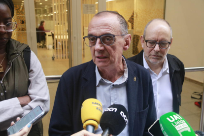 L'alcalde de Lleida, Miquel Pueyo, atén els mitjans de comunicació a l'exterior de l'Oficina Única d'Habitatge
