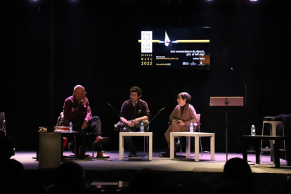 Manuel Guerrero, Pau Minguet i Teresa Ibars, ahir al Cafè del Teatre a l’acte d’homenatge del Festival Poesia Lleida a Guillem Viladot.