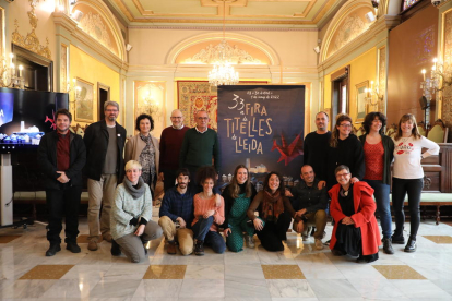 Presentació ahir amb responsables polítics i de la Fira de Titelles i actors de companyies de Lleida.