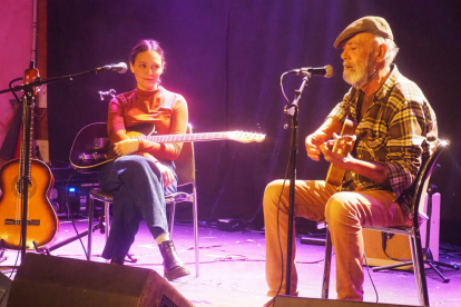 Clara Viñals i Juli Bustamante, en l'actuació al Cafè del Teatre